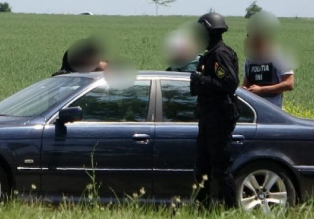 Un bărbat ar fi cerut 150 de mii de lei de la o femeie, amenințând-o că-i va publica pozele intime